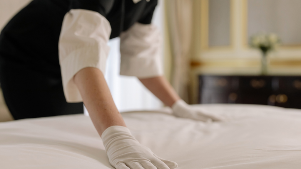 Panduan Lengkap Housekeeping di Kapal Pesiar 3 Housekeeping di Kapal Pesiar Membersihkan Kasur